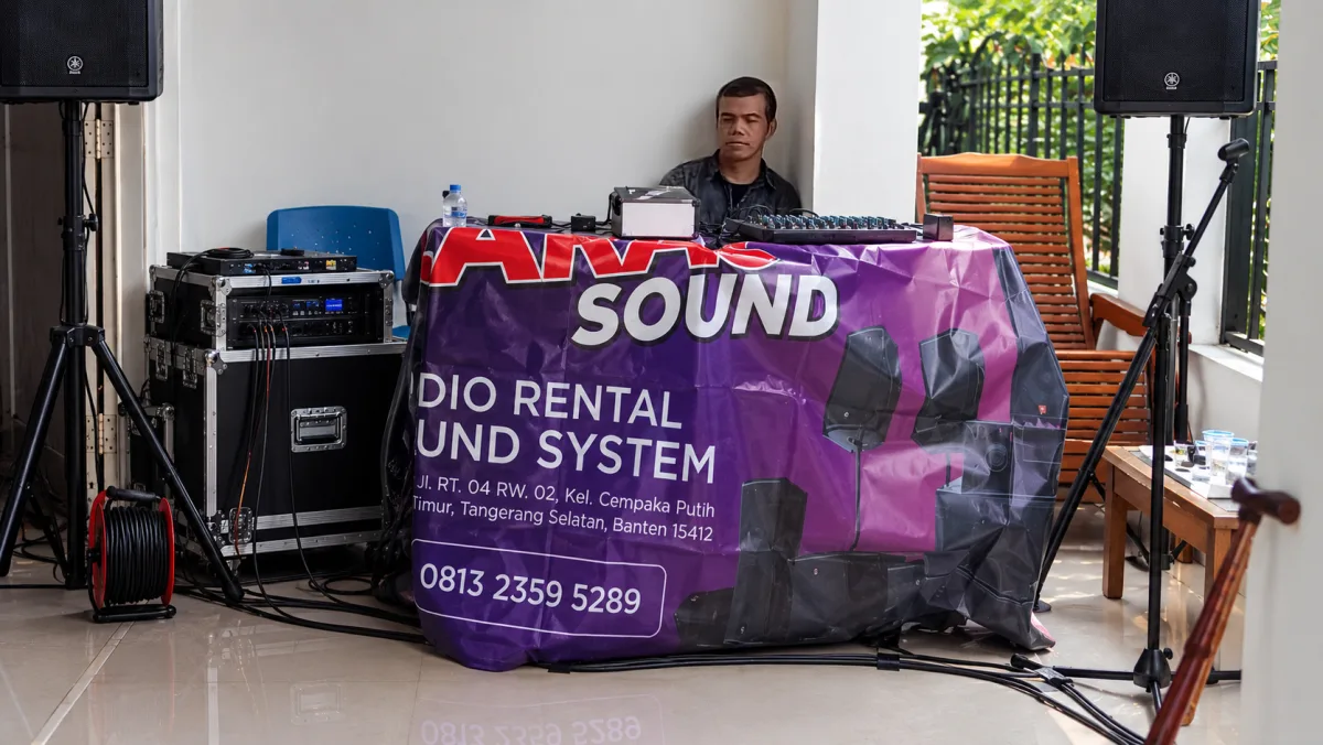 Operator dan banner Laras Sound di lokasi acara