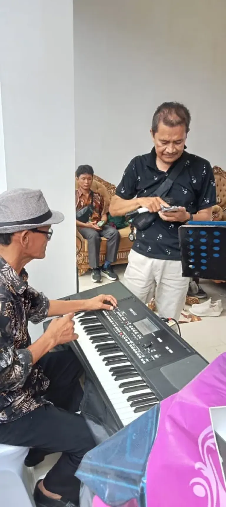 Pemain organ tunggal di lokasi acara